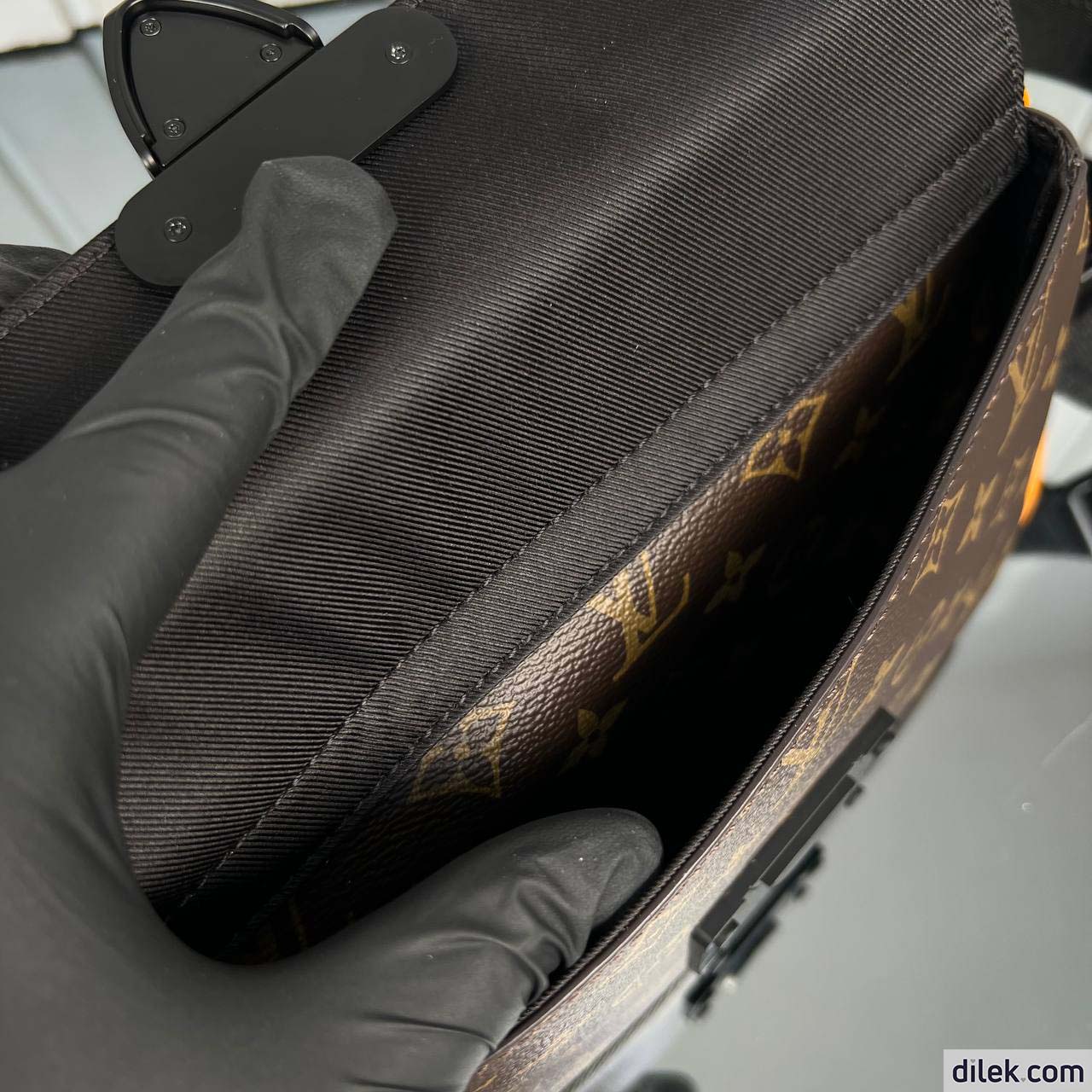 Louis Vuitton S Lock Messenger