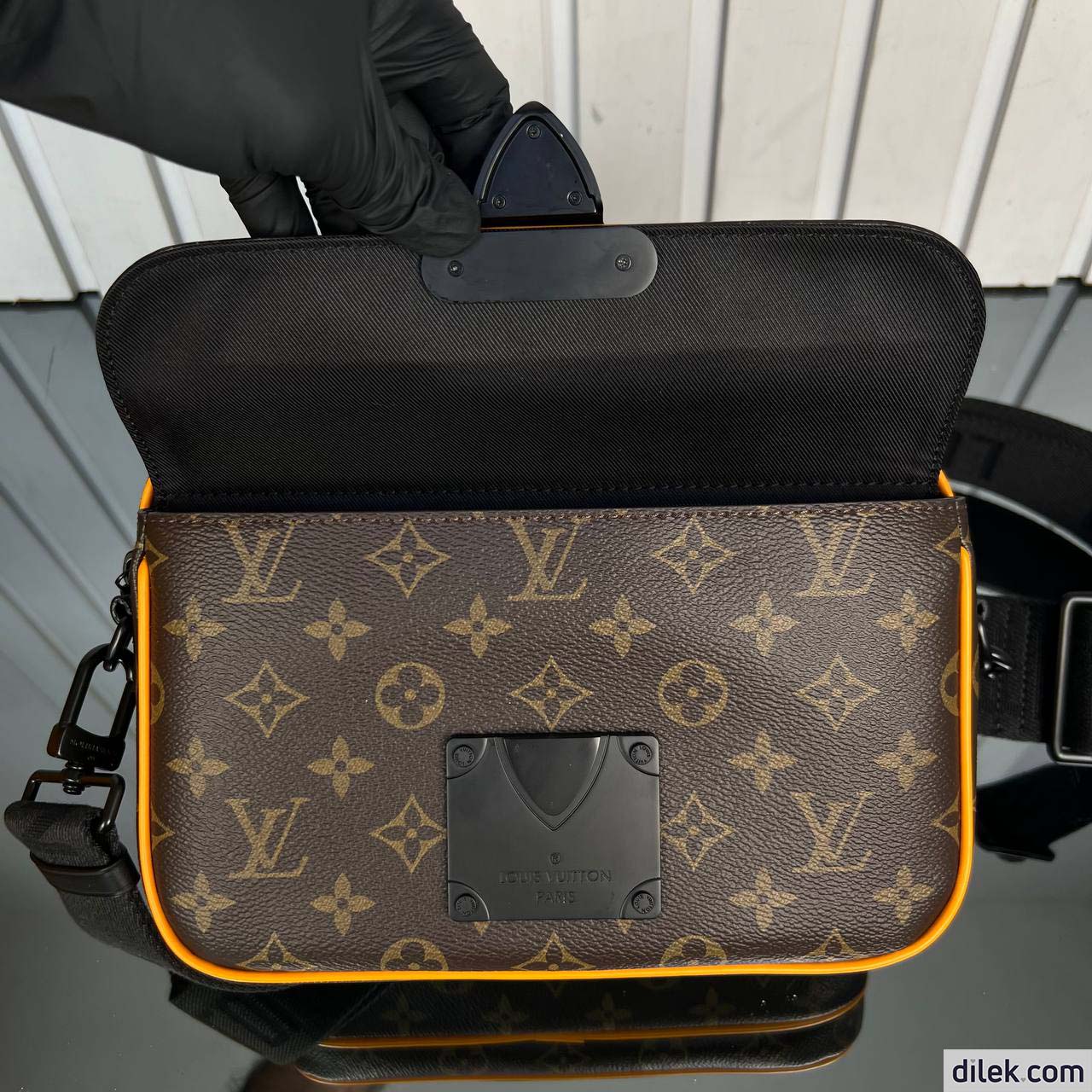 Louis Vuitton S Lock Messenger
